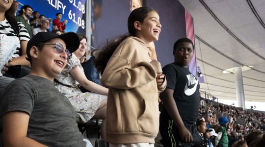 Des membres du Conseil communal des enfants suivent avec passion les épreuves d'athlétisme au Stade de France.